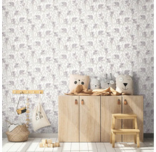 Kinderzimmer mit Tapete mit Koalamotiv, Holzschrank und Dekoration