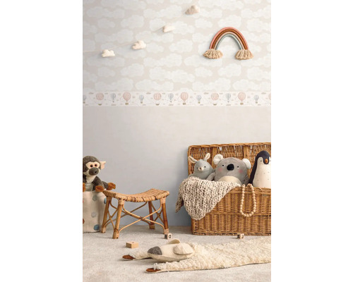 Kinderzimmer mit Wolken-Tapete, Spielzeug und Weidenkorb