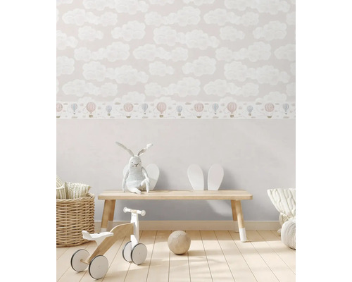 Kinderzimmer mit Wolken-Tapete und Spielzeugdekorationen