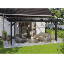 Terrasse mit Überdachung, Korbmöbeln und Dekoration im Garten