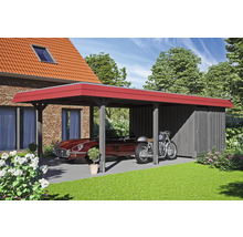 Carport mit Geräteschuppen, Auto und Motorrad im Hof.