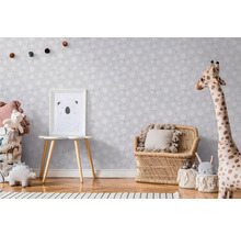 Kinderzimmer mit Tapete, Rattansessel und Spielzeug
