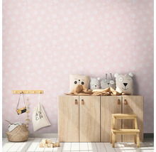 Kindgerechtes Zimmer mit rosa Tapete, Holzschrank und Stofftieren.