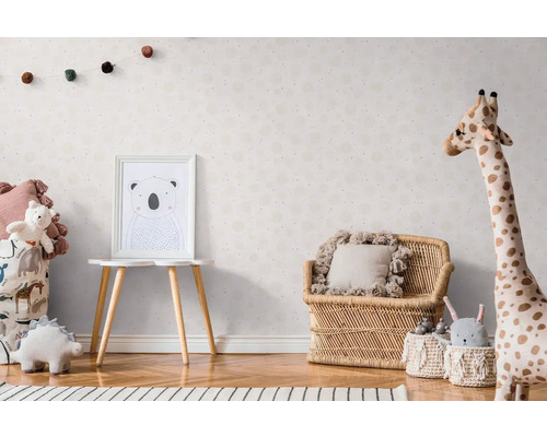Kinderzimmer mit Möbeln und Dekorationen im skandinavischen Stil, darunter ein Bild, ein Sitzmöbel und Spielzeuge.