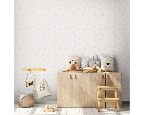 Kinderzimmer mit gemusterter Tapete, Holzschrank, Stofftieren und Dekorationen