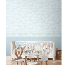 Kinderzimmer mit Wolken Tapete und Kindermöbeln