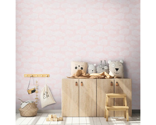 Kinderzimmer mit Holzschrank, Spielzeug, Hocker und Wolkentapete