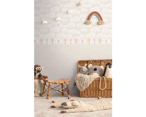Kinderzimmer mit Wolken Tapete, Spielzeug und Rattanmöbeln für eine gemütliche Atmosphäre