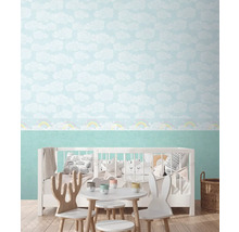 Kinderzimmer mit Wolken Tapete und Kindermöbeln