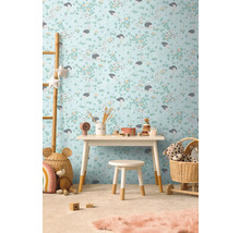 Kinderzimmer mit Schreibtisch, Stuhl und floral gemusterter Tapete