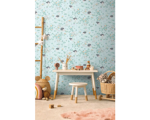Kinderzimmer mit Schreibtisch, Stuhl und floral gemusterter Tapete