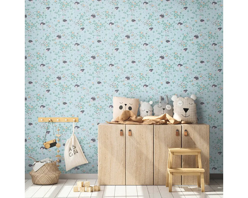 Kinderzimmer mit Mustertapete, Holzkommode und Dekorationsgegenständen