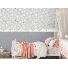 Kinderzimmer mit Bett, Nachttisch und Tapete mit Rosenmuster