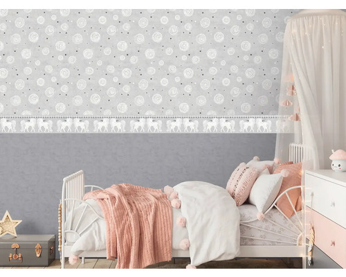 Kinderzimmer mit Bett, Nachttisch und Tapete mit Rosenmuster