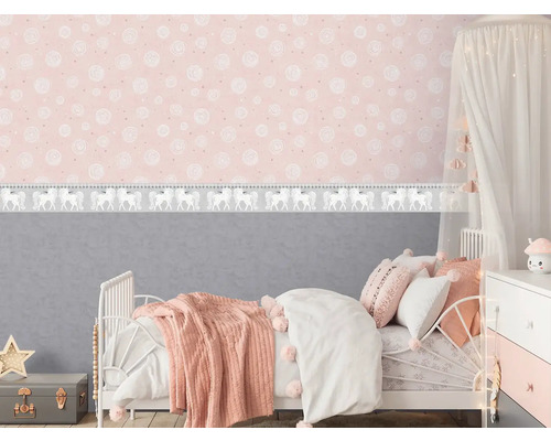 Kinderzimmer mit Bett, Nachttisch und rosa Tapete mit weißen Mustern