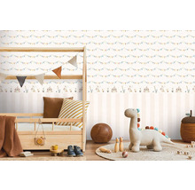 Kinderzimmer mit Bett und Tapete mit Zirkusmotiven