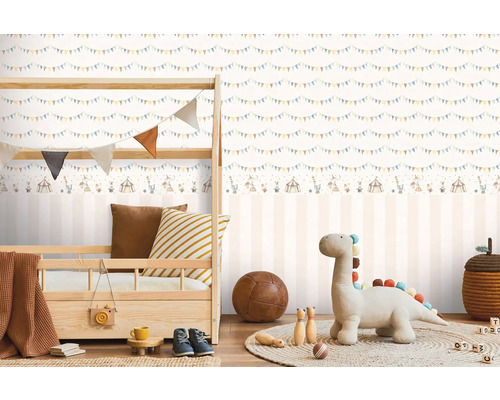 Kinderzimmer mit Bett und Tapete mit Zirkusmotiven