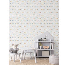 Kinderzimmer mit Tapete mit Girlandenmuster, Tisch, Stuhl und Regal in Hausform
