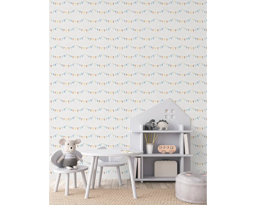 Kinderzimmer mit Tapete mit Girlandenmuster, Tisch, Stuhl und Regal in Hausform