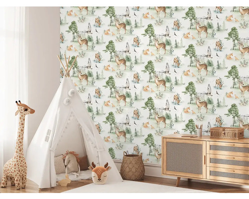 Kinderzimmer mit Tipizelt und Tapete mit Tiermotiv.