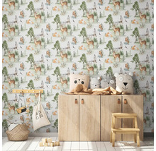 Kinderzimmer mit Tapete mit Waldtiermotiv, Holzschrank und Dekorationsgegenständen