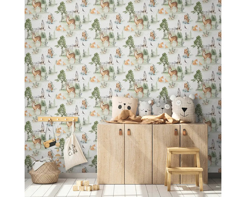 Kinderzimmer mit Tapete mit Waldtiermotiv, Holzschrank und Dekorationsgegenständen