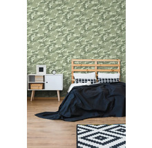 Schlafzimmer mit Camouflage Tapete, Bett, Nachttisch und Teppich