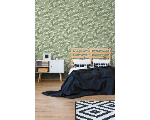 Schlafzimmer mit Camouflage Tapete, Bett, Nachttisch und Teppich