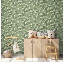 Dekoriertes Kinderzimmer mit Wandtapete im Camouflage Muster, Holzschrank, Dekokissen, Aufbewahrungskorb und Spielzeug