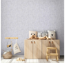 Kinderzimmer mit Tapete mit Skateboard-Motiv, Holzkommode und Stofftieren