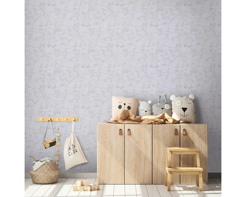 Kinderzimmer mit Tapete mit Skateboard-Motiv, Holzkommode und Stofftieren