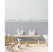 Kinderzimmer mit Tapetenbordüre mit Tierillustrationen, Holzboden und Spielsachen.