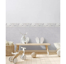 Kinderzimmer mit Bordüre mit Tiermotiven, Spielzeug und Holzboden