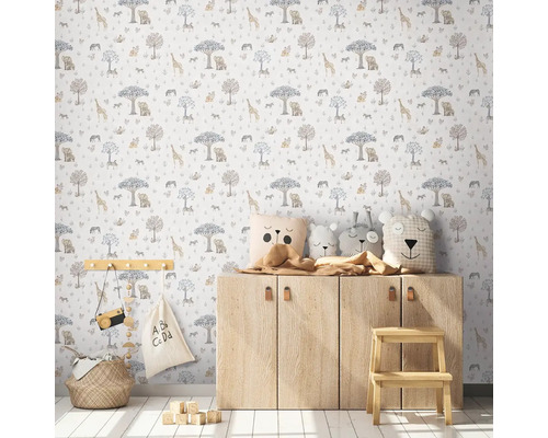 Kinderzimmer mit Tapete mit Tiermotiven und Holzmöbeln