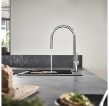 Küchenspüle mit Wasserhahn und fließendem Wasser