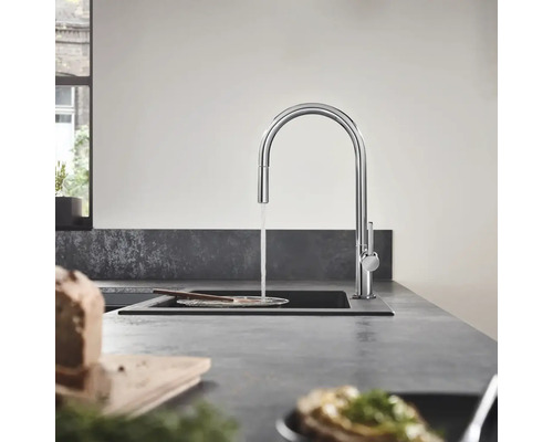 Küchenspüle mit Wasserhahn und fließendem Wasser