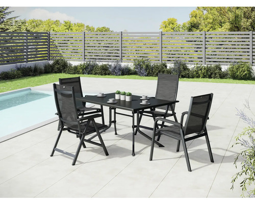 Gartenset mit Tisch und vier Stühlen auf einer Terrasse neben einem Pool