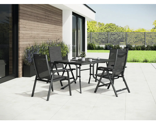 Gartensitzgruppe mit Tisch und vier Stühlen auf einer Terrasse