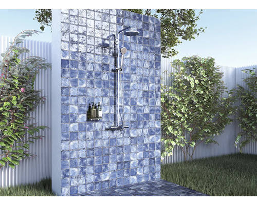 Außendusche mit Fliesenwand in Gartenumgebung