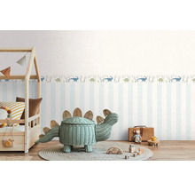 Kinderzimmer mit gestreifter Tapete, Dinosaurierbordüre, Spielbett und dinosaurierförmigem Korb