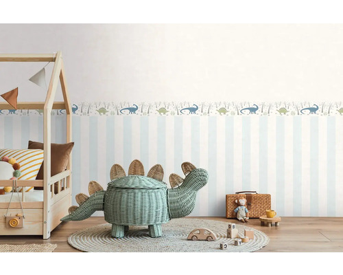 Kinderzimmer mit gestreifter Tapete, Dinosaurierbordüre, Spielbett und dinosaurierförmigem Korb