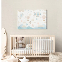 Kinderzimmer mit Kinderbett und Wandbild mit Luftballons und Luftschiffmotiven