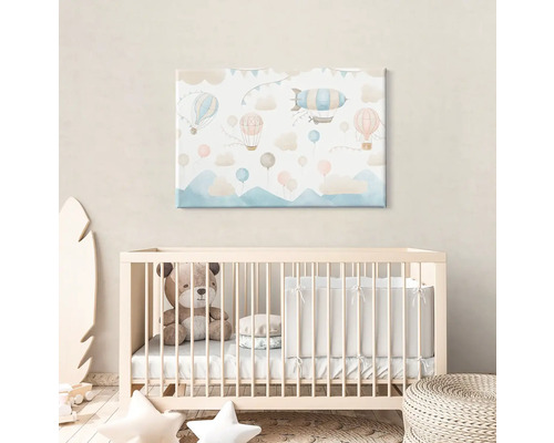 Kinderzimmer mit Kinderbett und Wandbild mit Luftballons und Luftschiffmotiven