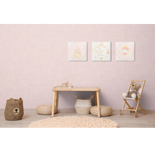 Kinderzimmer mit Tisch, Bärkorb und Wandbildern mit Schloss-, Kutschen- und Märchenmotiven