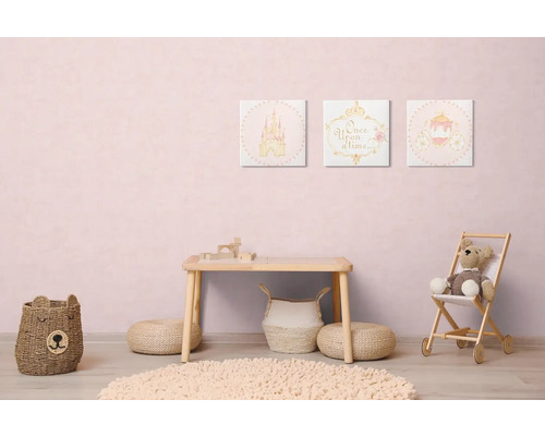 Kinderzimmer mit Tisch, Bärkorb und Wandbildern mit Schloss-, Kutschen- und Märchenmotiven