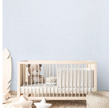 Kinderzimmer mit Kinderbett, Teddybär und Dekoration