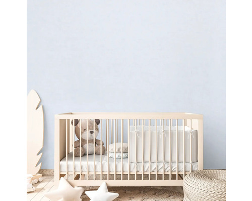 Kinderzimmer mit Kinderbett, Teddybär und Dekoration