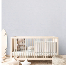 Babyzimmer mit Gitterbett, Teddybär und Dekoration