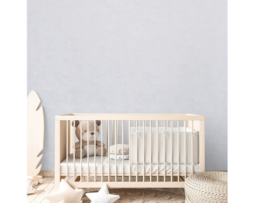 Babyzimmer mit Gitterbett, Teddybär und Dekoration