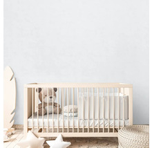 Kinderzimmer mit Gitterbett, Teddybär und Dekoration